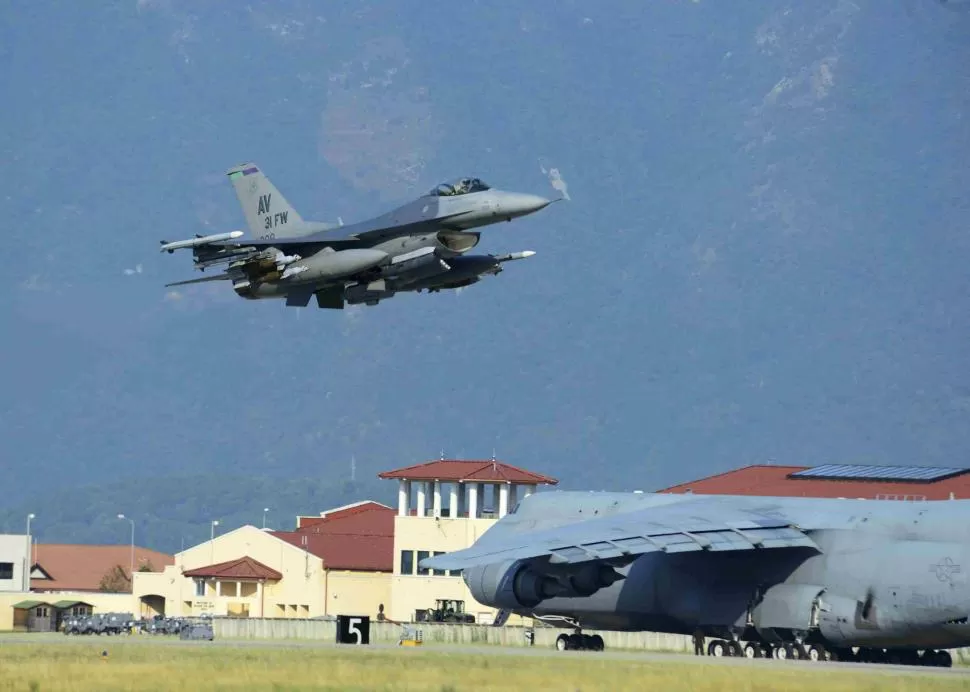 EN VIAJE. Cazas F-16 salen de la base de Aviano, rumbo a Incirlik, Turquía. 
