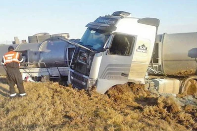 Un camión que llevaba un peligroso químico volcó en Santiago