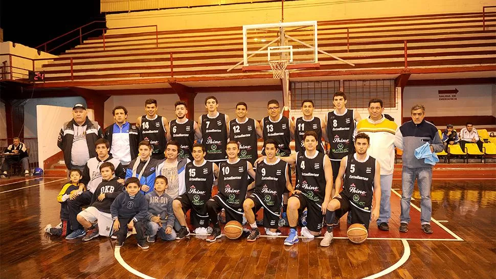 OTRA VUELTA OLÍMPICA MÁS. Estudiantes había ganado recientemente el Provincial U19.
FOTO DE LA GACETA/HÉCTOR PERALTA