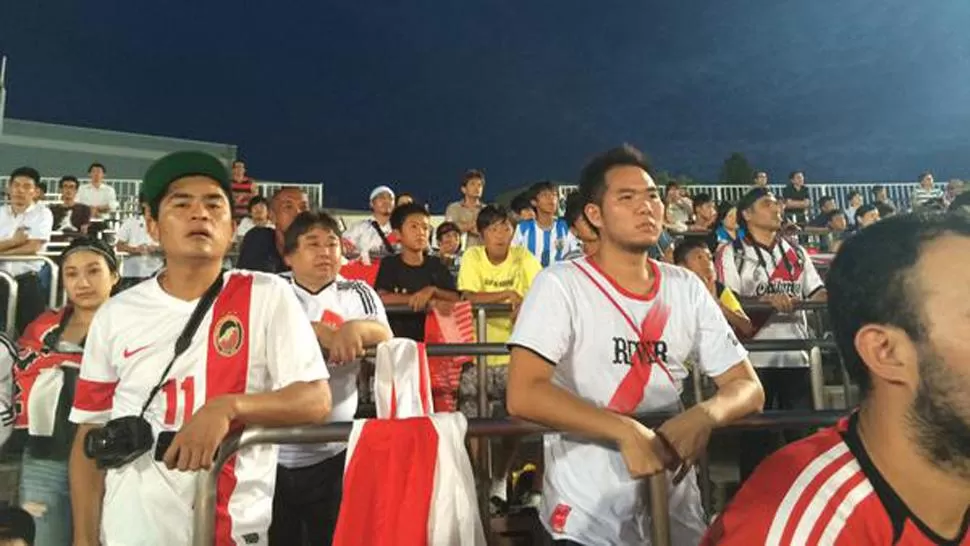 ¡DESCONTROLADA! Los simpatizantes vistieron los colores del Millonarios y cantaron como si estuvieran en el Monumental. FOTO TOMADA DE TWITTER.COM/RIVERJAPAN