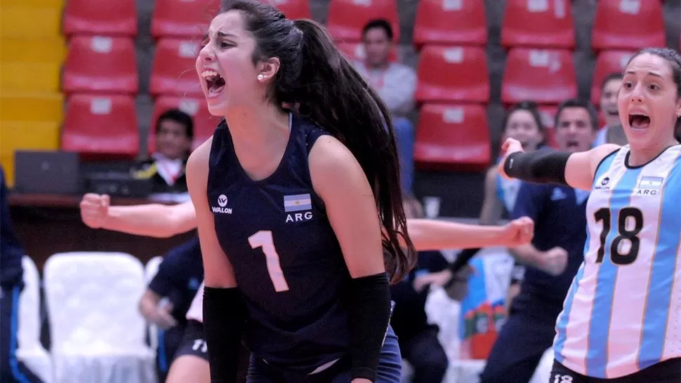 CRUCE DURÍSIMO. En octavos, Las Panteritas enfrentarán a Italia o Japón. Así festejaron ayer contra Dominicana Andrea González y Ariana Macies.
FOTO TOMADA DE /www.fivb.org
