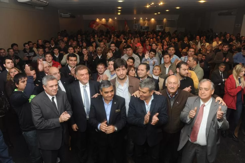 MULTIPARTIDARIOS. Amaya, Alfaro y Cano estuvieron rodeados de dirigentes de diferentes fuerzas políticas. la gaceta / foto de Antonio Ferroni