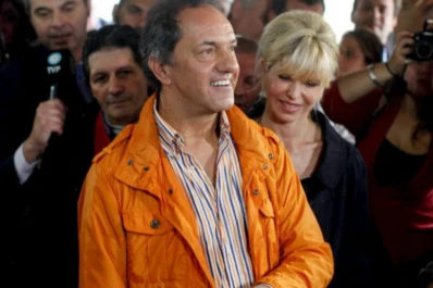 Presionado por las inundaciones, Scioli adelanta su regreso de Europa