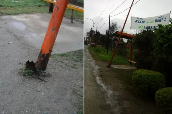 Un poste de alumbrado cuelga de los cables