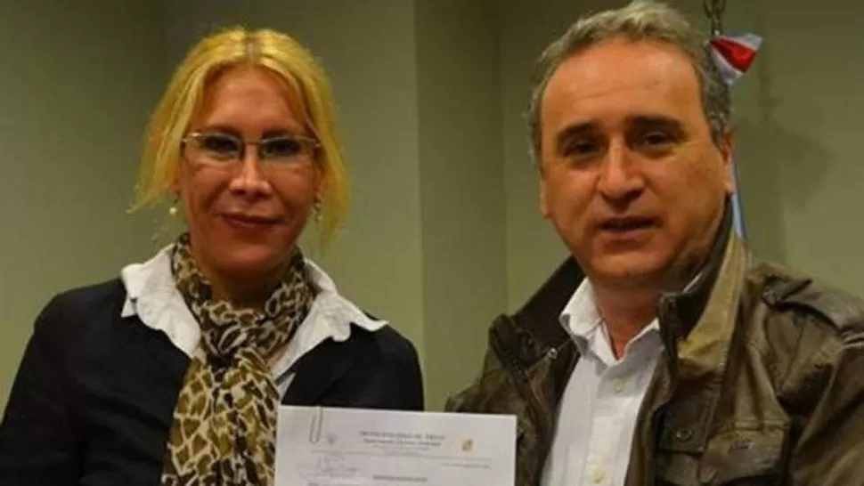 INÉDITO. Ybáñez, junto al intendente Lecuona, muestra su designación. FOTO DE NUEVODIARIOWEB.COM