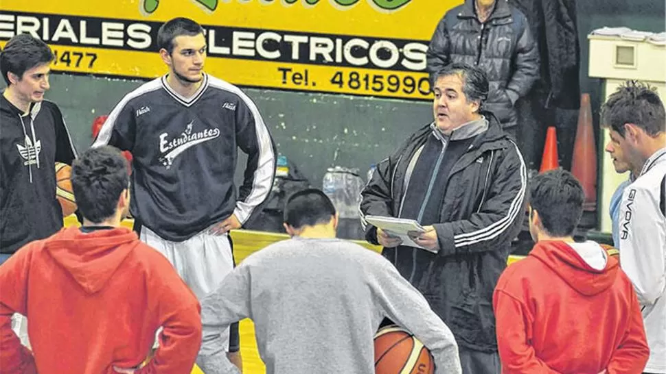 ÚLTIMOS APRESTOS. Errazu, entrenador de Provincia, con sus dirigidos.
FOTYO TOMADA DE La Nueva Provincia (Bahía Blanca)