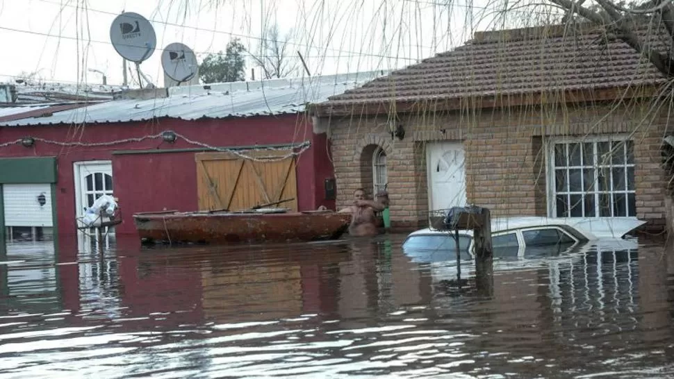 BAJO EL AGUA. Salto es una de las localidades más afectadas por la inundación. FOTO DE INFOBAE.COM