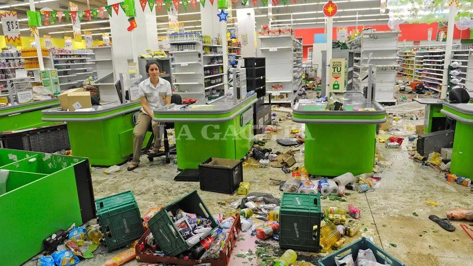 DICIEMBRE NEGRO. Foto tomada por Sánchez Noli en los saqueos de 2013. 