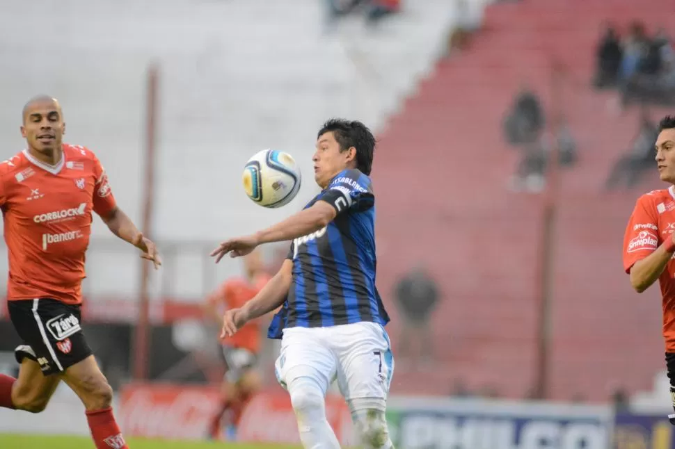 DE PECHITO. Luis Rodríguez baja la pelota con estilo. El delantero asumió su responsabilidad por la falta de gol en el equipo. foto de ariel carreras (especial para la gaceta)