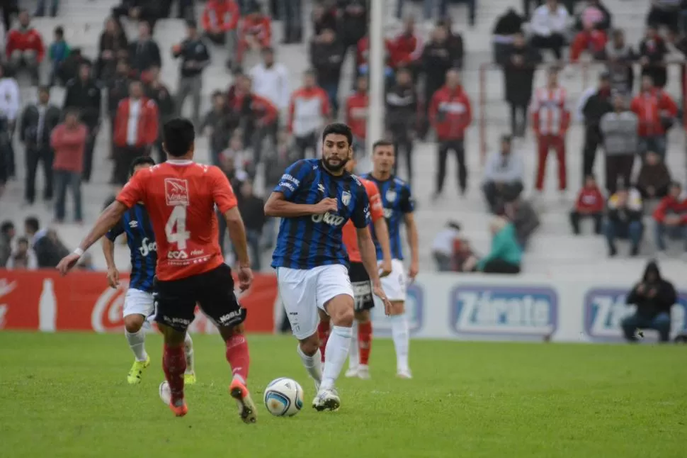 DUELO DE LATERALES. Cáceres, de buen partido, llega a disputar la pelota con Jonathan Hereñú, marcador derecho.  foto de ariel carreras (especial para la gaceta)