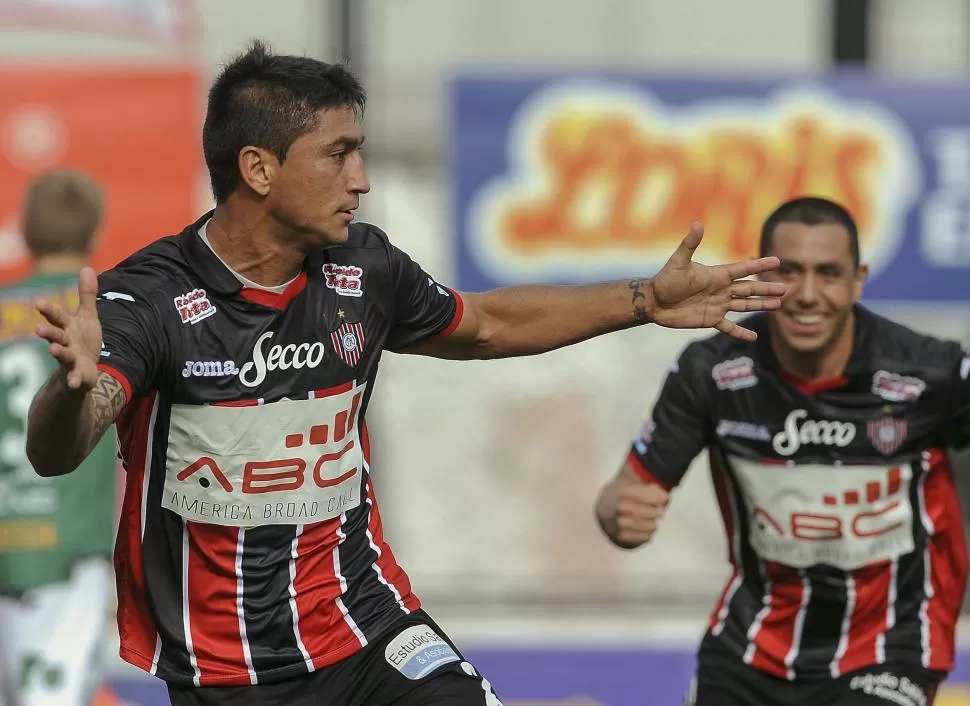 MOMENTO JUSTO Y LUGAR INDICADO. Maldonado festeja el primer gol de Chacarita, que vino de un tiro libre en el travesaño y un remate desviado de un compañero. télam