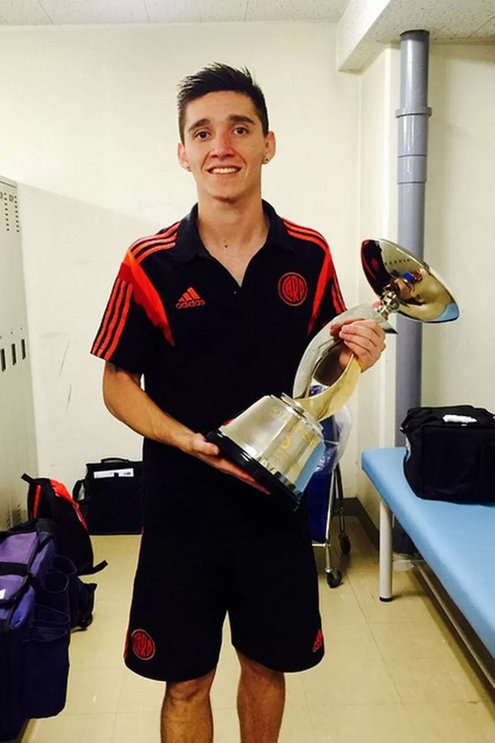 FELIZ Y ORGULLOSO. Matías Kranevitter con la Suruga Bank. El tucumano, pieza clave en la estructura de River, está en la mira de clubes europeos. FOTO DEL INTAGRAM mkranevitter5