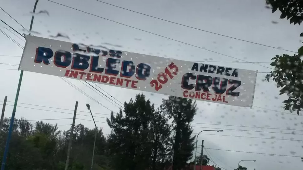 EN SU PUEBLO. Dos de los vecinos imputados por el fiscal colgaron pasacalles.  