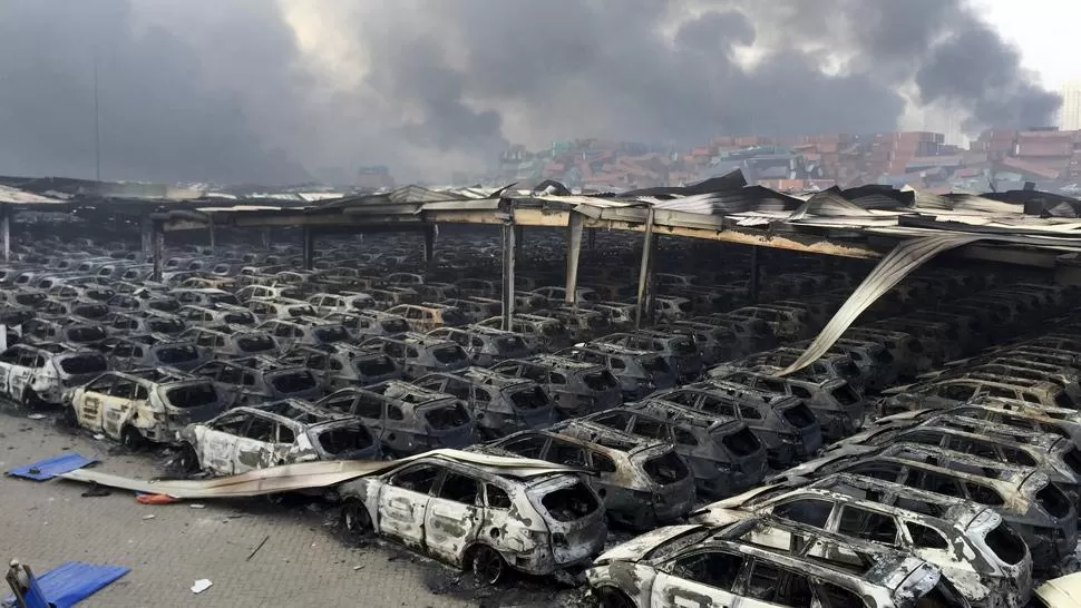 IMPACTANTE. Las llamas arrasaron con miles de autos nuevos de una fábrica. REUTERS