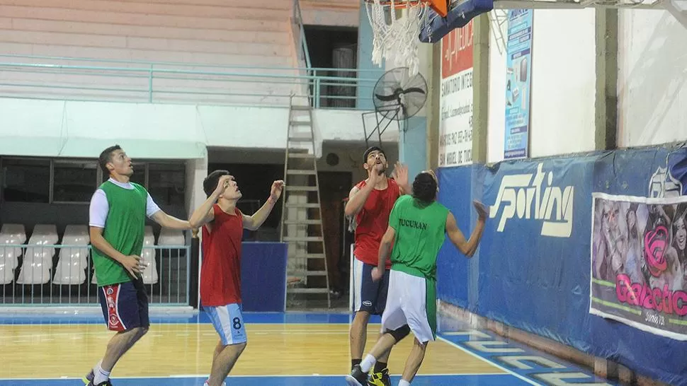 RECTA FINAL DE LA PREPARACIÓN. Dos experimentados, Pablo Osores y Jerónimo Solóirzano, los dos debutantes, Zalazar y Rodríguez.
FOTO DE LA GACETA/ANTONIO FERRONI