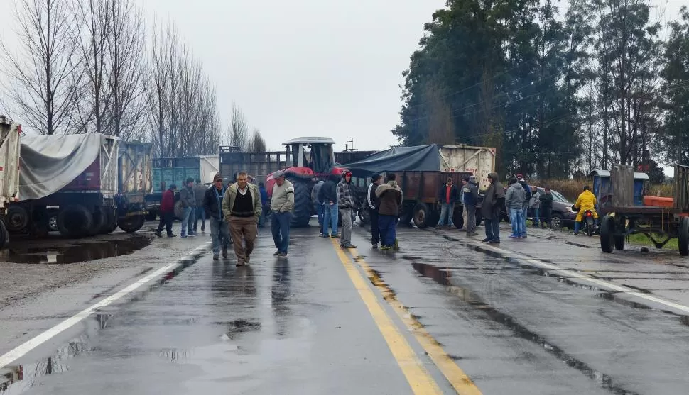 JORNADA DE LLUVIA Y DE PROTESTAS. Los productores realizaron ayer dos cortes de rutas en el sur tucumano. Uno fue en la comuna de Arcadia, en la intersección de las rutas nacional 38 y la provincial 324. la gaceta / foto de Osvaldo Ripoll