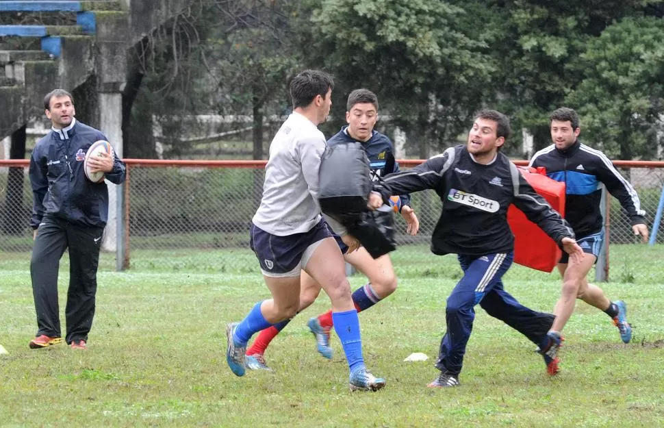 INTENSIDAD Y CONTINUIDAD. Las condiciones climáticas obligaron a adaptar los ejercicios en la práctica de ayer para evitar el enfriamiento de los jugadores y reducir así el riesgo de lesiones musculares. la gaceta / foto de héctor peralta