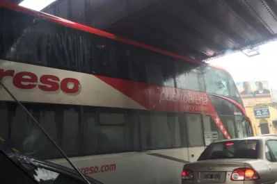 Un colectivo quedó atascado en el puente Central Córdoba