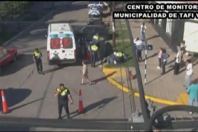 Video: tres personas que iban en una moto fueron arrolladas por un auto