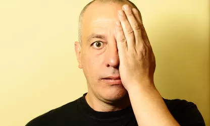 HUMOR EN LAS VENAS. Es de los que hacen reír con cara de serio. clarin.com