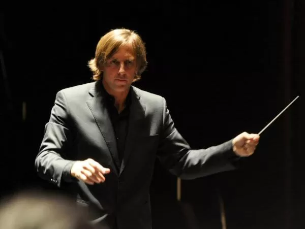 INVITADO. Tolcachir dirige por tercera vez la Sinfónica de la UNT. noticias.iruya.com