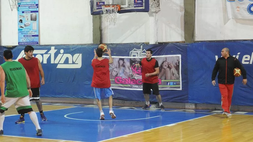 A HORAS DEL DEBUT. Mario Vildoza observa el ensayo de una jugada de salida desde el fondo.
FOTO DE LA GACETA/ANTONIO FERRONI