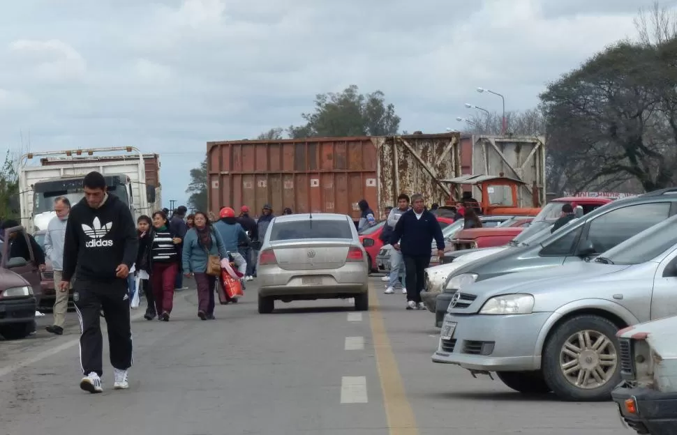 OTRA VEZ INTERRUMPIDO. El camino sobre el puente Río Chico fue bloqueado por los agricultores, que anunciaron que hoy volverán a cortarlo. la gaceta / foto de osvaldo ripoll