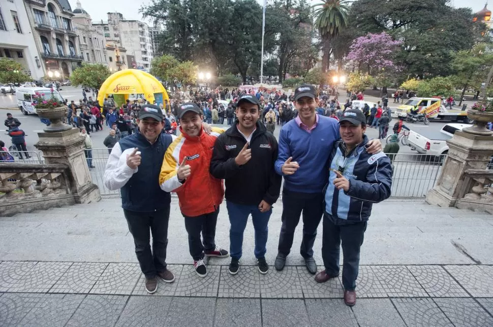 ELLOS Y LA GENTE. Lucas Mohamed, Maximiliano Bestani, Matías Rodríguez, Pablo Ortega y Martín Rodríguez, en las escalinatas de Casa de Gobierno, con el público y los autos a sus espaldas. la gaceta / foto de diego aráoz