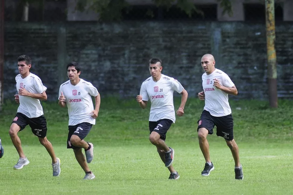 ELOGIOS. “La hinchada de San Martín es única y se merece que dejemos todo en la cancha para darle el ascenso”, dijo Matías Villavicencio-derecha- . la gaceta / foto de Analía Jaramillo