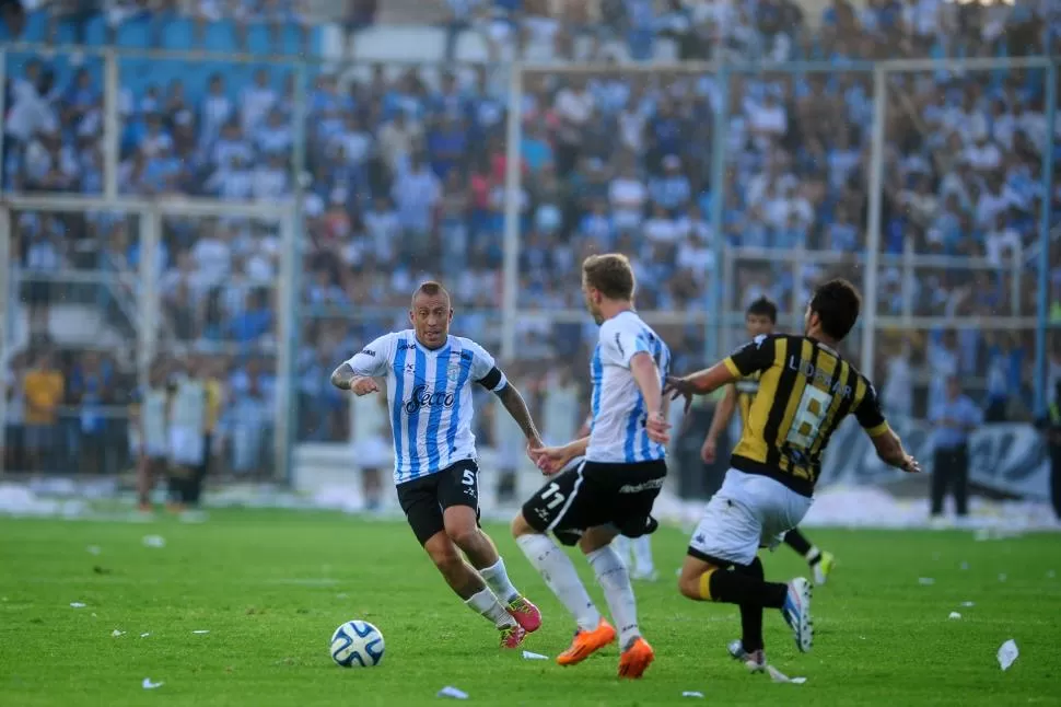 VISITA. Menéndez pivotea para Garnier, que hizo el tercer gol del 4-1 en la última vez que Santamarina jugó en Tucumán.  la gaceta / foto de diego aráoz (archivo)