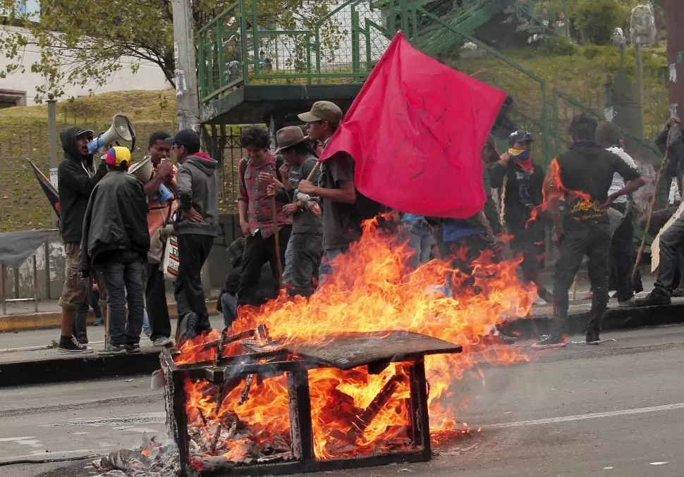 QUITO. Grupos indígenas impiden el tránsito por las principales rutas del país. reuters