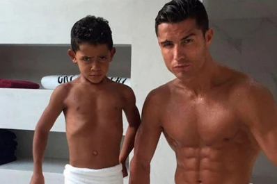 De tal palo, tal astilla: Cristiano Ronaldo ahora luce su físico junto a su hijo