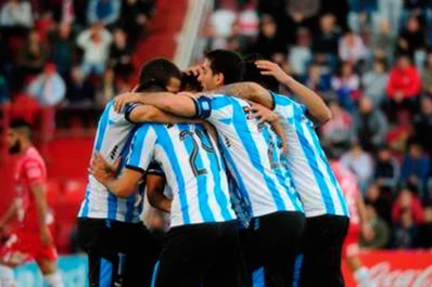 Racing ganó y da pelea