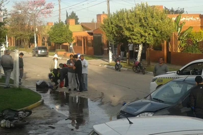 Un auto embistió a una moto en Barrio Oeste