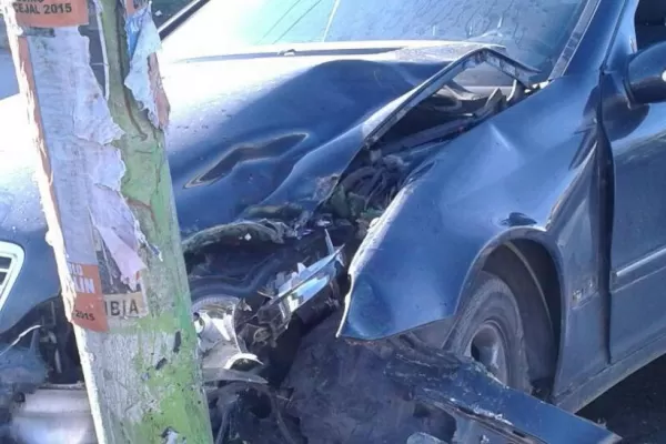 Se le cruzó una moto y chocó contra un poste de luz