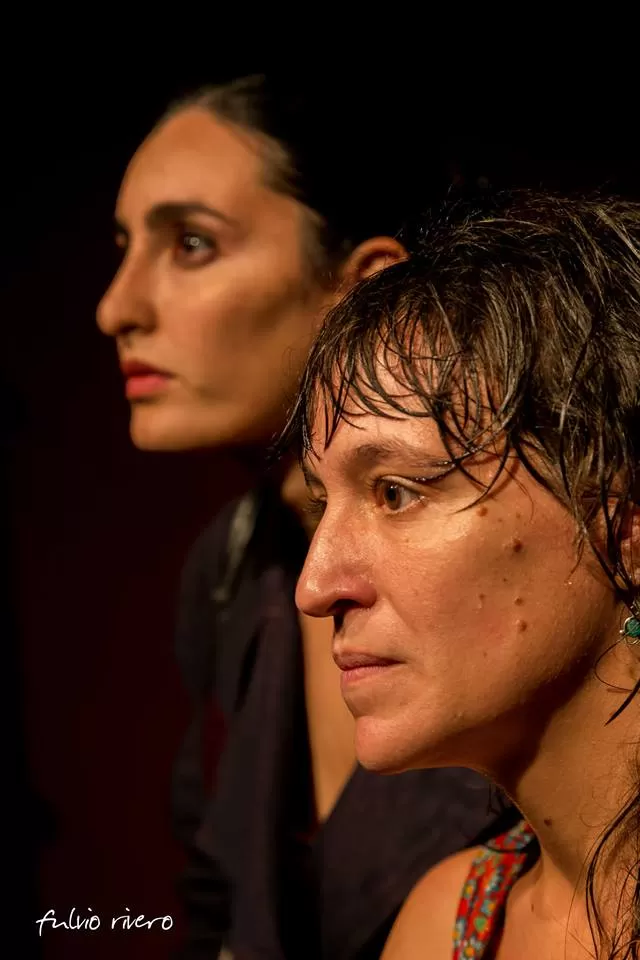 LA ACTUACIÓN COMO EJE. Lucila Ale y Soledad Funes, en “El patio”. GENTILEZA raúl reyes / FOTOs DE Fulvio Rivero 