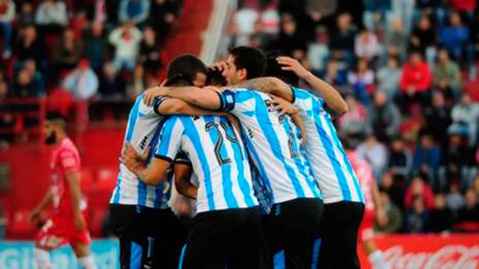 FELICES. Los jugadores de Racing celebran el triunfo sobre Unión. (OLÉ.COM)