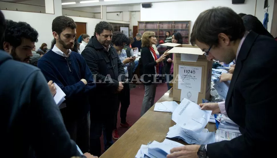 CONTEO DEFINITIVO. En la sede de la Justicia federal de calle Las Piedras y Congreso se contaron votos de las PASO. la gaceta / foto de jorge olmos sgrosso