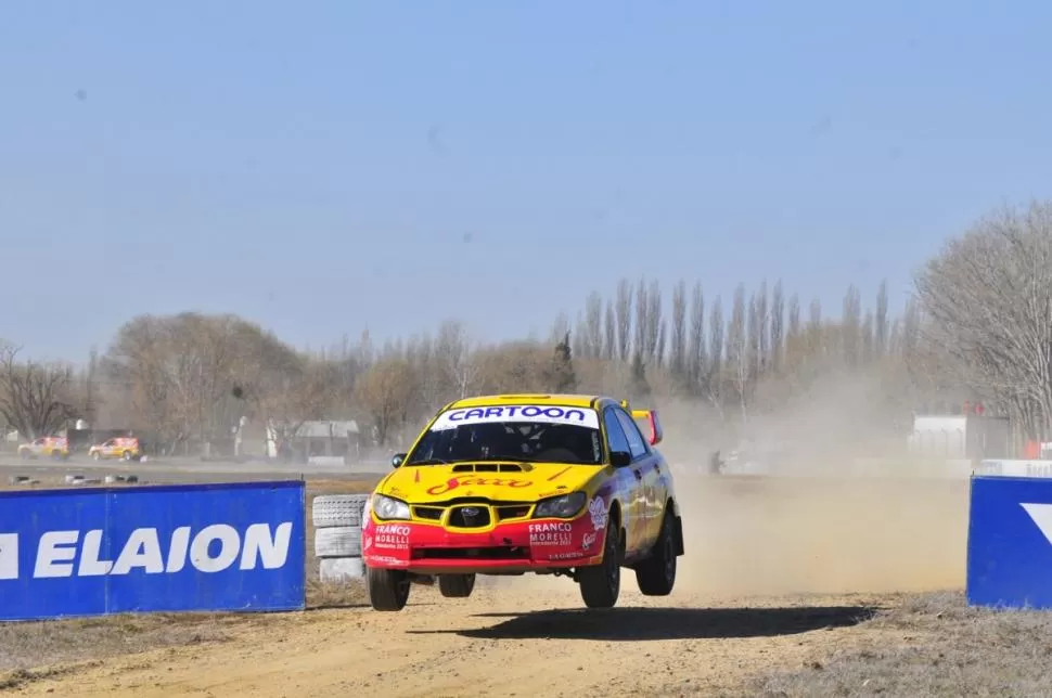 SALTO. El Subaru Impreza de García Hamilton, durante el shakedown. foto de rallyargentino.org.ar 