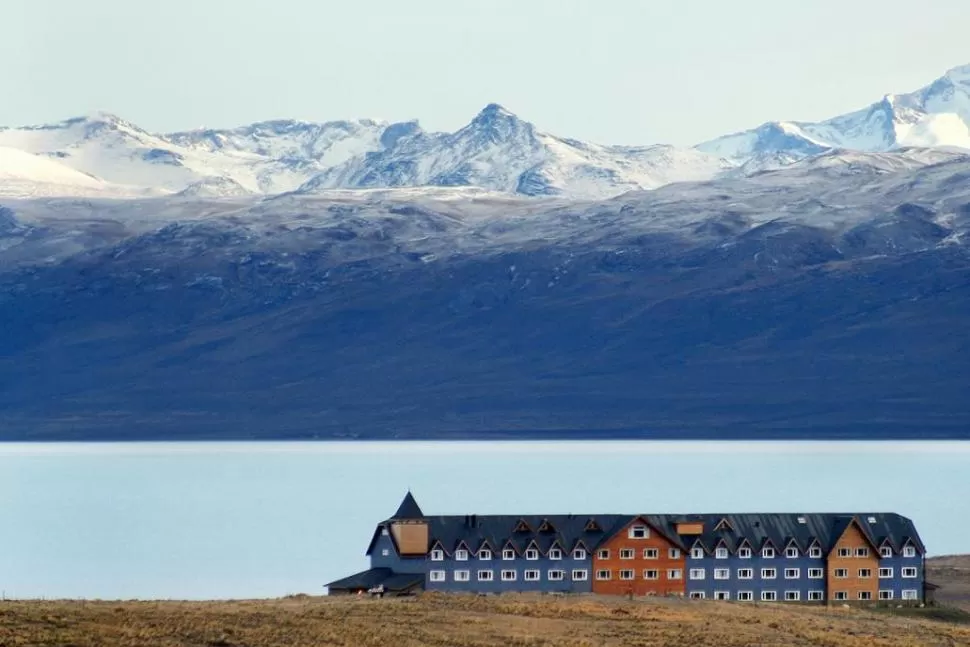 CON EL LAGO ARGENTINO DE FONDO. El “Alto Calafate” es uno de los hoteles que controla la familia Kirchner a través de la firma Hotesur SA. esbitur.com.ar/