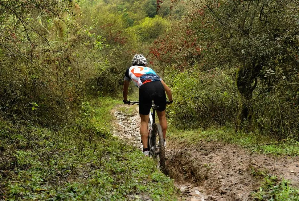 HUNDIDA. Será una de las postales más comunes mañana: las bicicletas estarán prácticamente enterradas en las cárcavas. Los miles de participantes en la prueba tendrán que hacer un esfuerzo extra.