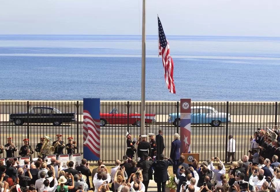 EL MALECÓN. La bandera de EEUU fue izada al mástil de la embajada por los tres ex marines que la habían arriado del mismo lugar hace 54 años. reuters