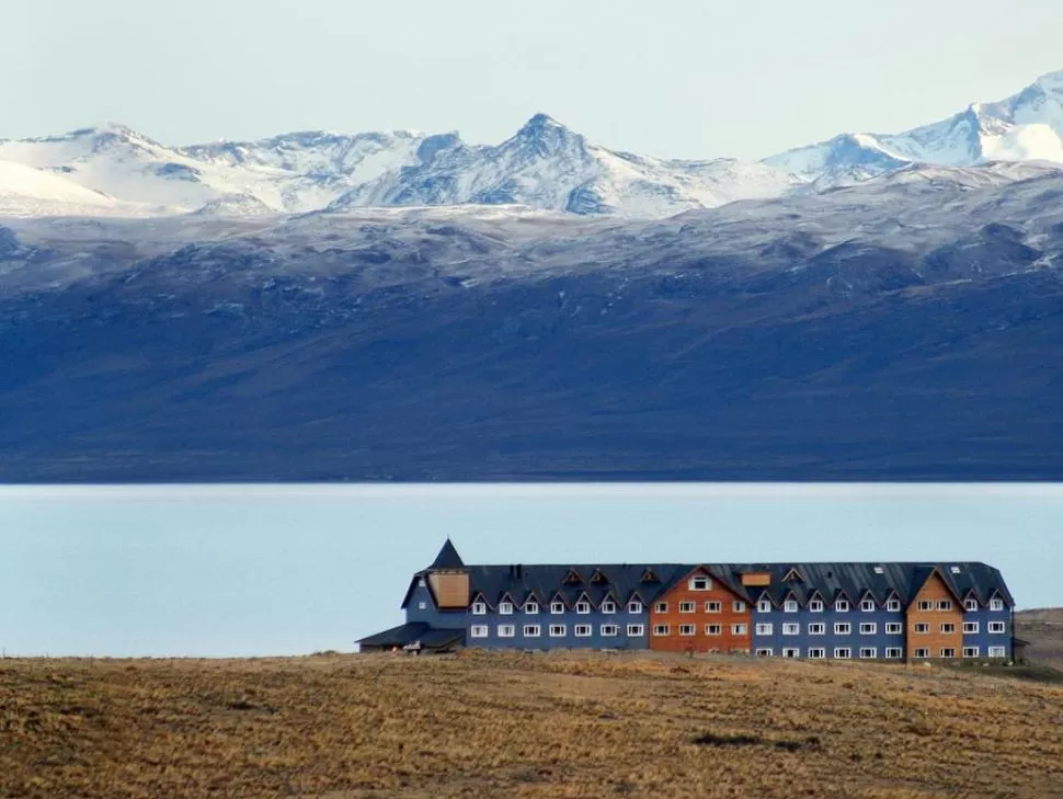 CON EL LAGO ARGENTINO DE FONDO. El “Alto Calafate” es uno de los hoteles que controla la familia Kirchner a través de la firma Hotesur SA. esbitur.com.ar/