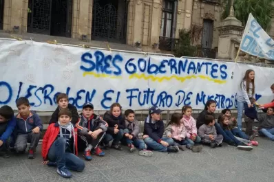 Los niños del campo pasaron su día frente a la Casa de Gobierno