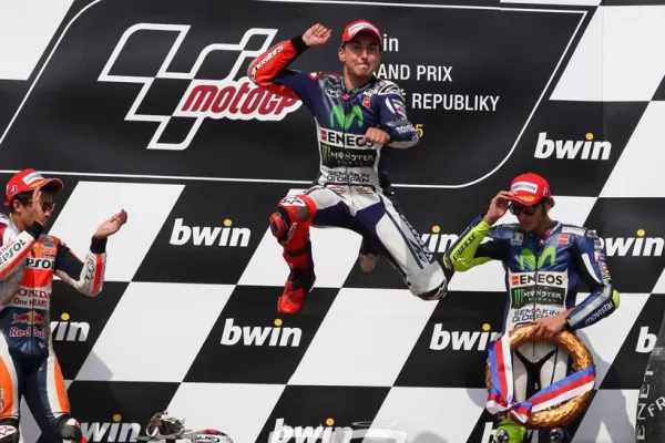 Lorenzo ganó en Brno y alcanzó a Rossi en la cima