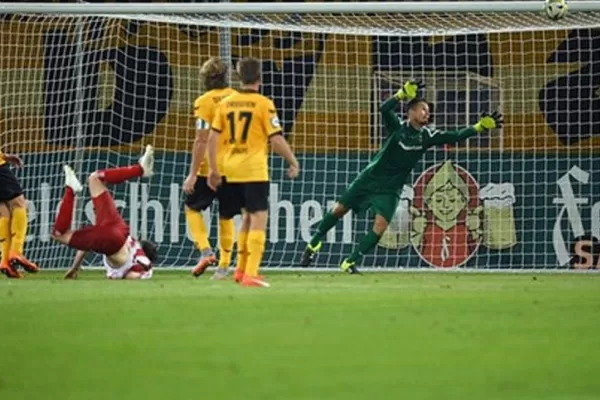 Hizo el escorpión de Higuita y va camino a ser el gol del año