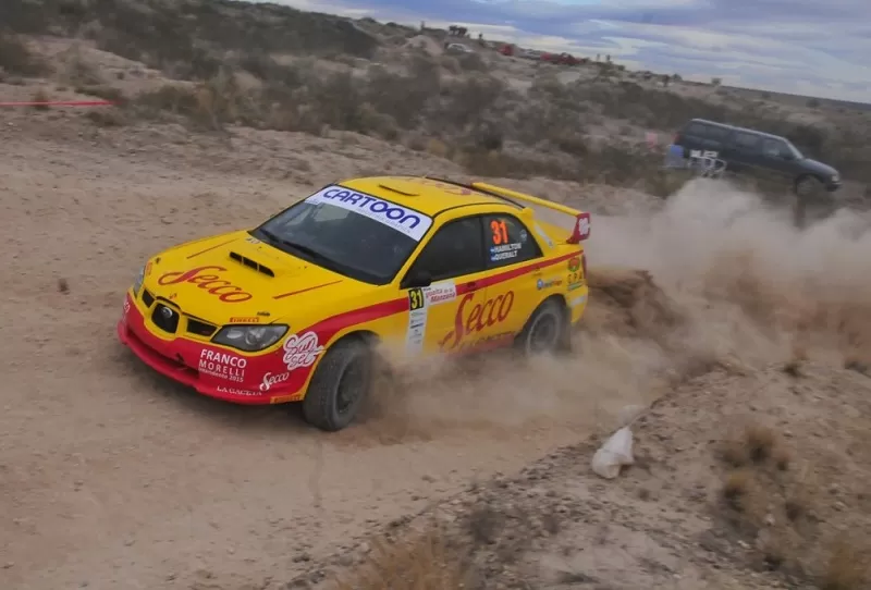 LEVANTANDO POLVAREDA. Tomás García Hamilton, en su primera “Vuelta de la Manzana”, mantiene un ritmo veloz con su Subaru, acechando a Omar Kovacevich. foto de rallyargentino.com 