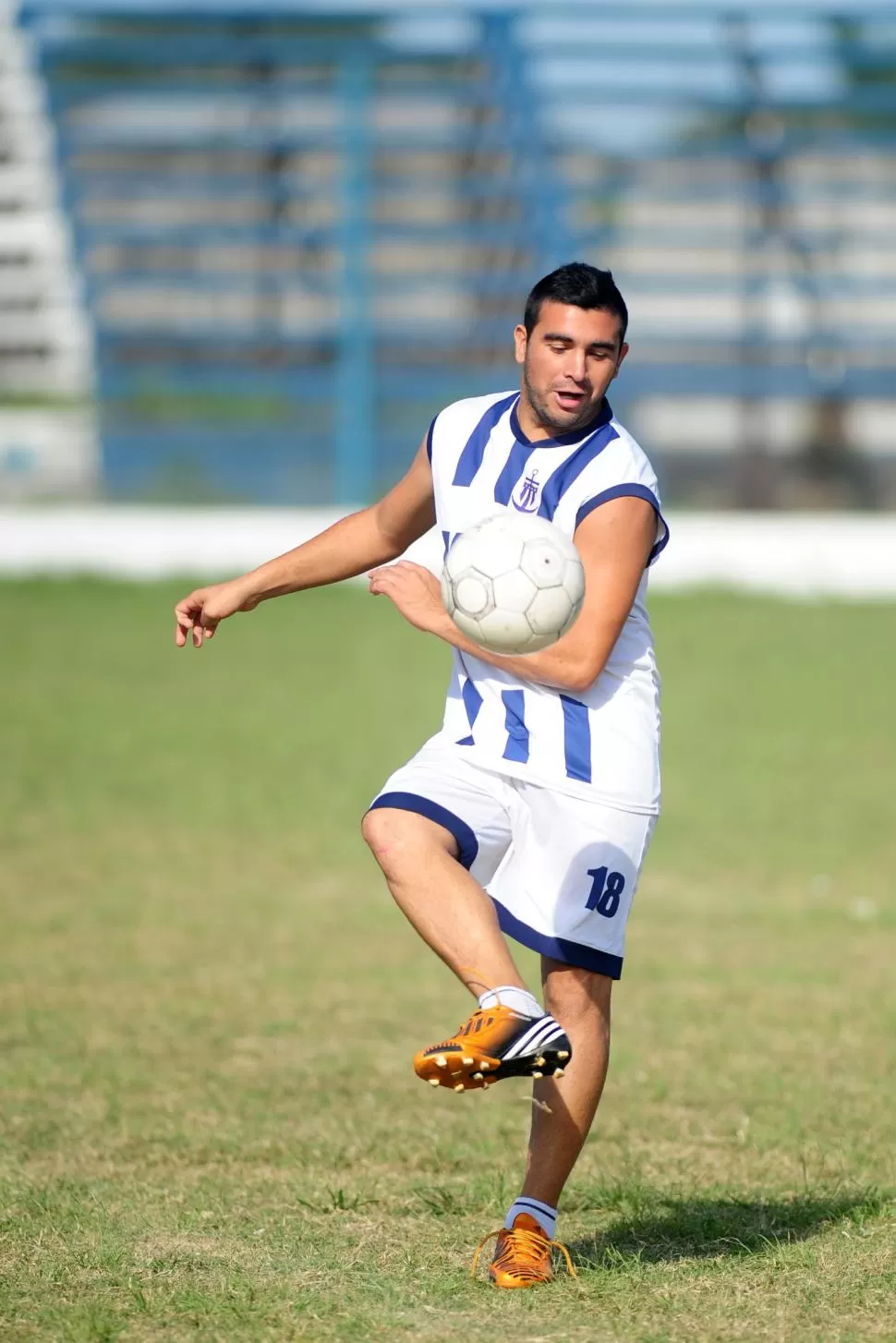 GOLEADOR. La “Foca” López quiere ayudar al “marino” a acercarse a la punta. la gaceta / foto de diego aráoz (archivo)