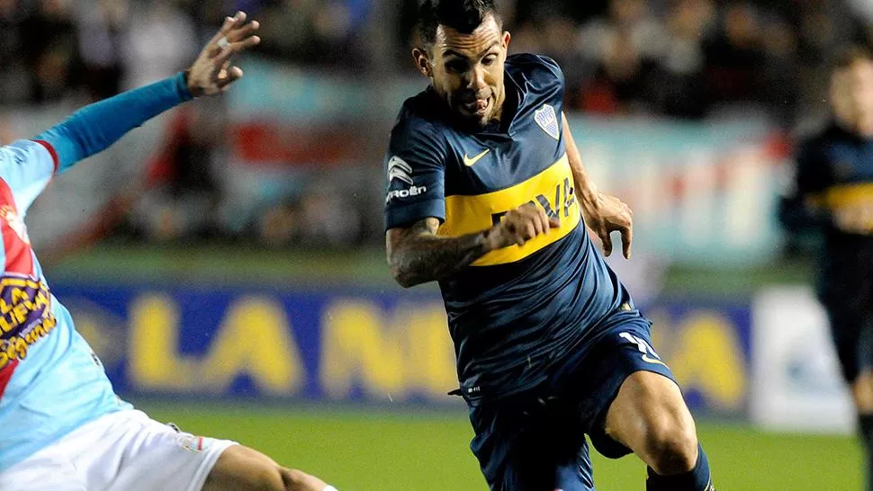 GESTÓ EL SEGUNDO GOL. Carlos Tevez maniobra en ofensiva.
FOTO DE DYN