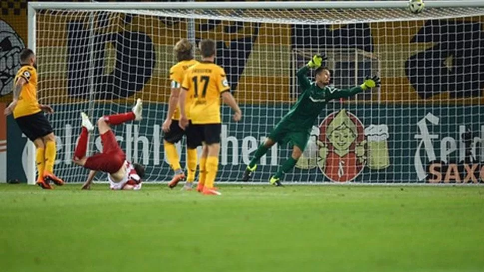 IMPACTANTE. El delantero la clavó con un espectacular escorpión. (ECUAVISA.COM)